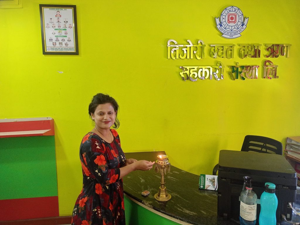 आर्थिक वर्षको पहीलो कारोबारी को हात बाट दीयो प्रज्वलन